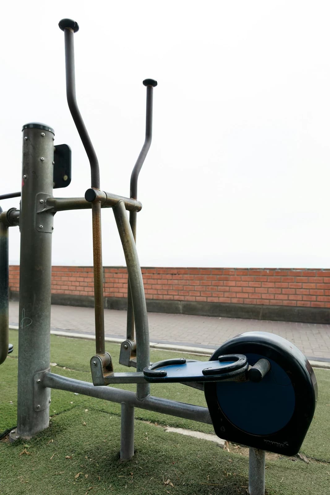 Outdoor fitness equipment